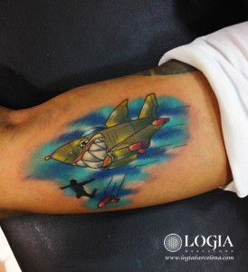 tatuaje-avion-tiburon-logiabarcelona-angel-oviedo 